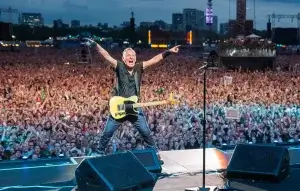 Bruce_Springsteen_and_The_E_Street_Band_live_Rob_DeMartin